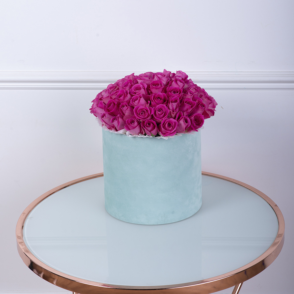 Букет из 51 розовой розы в зеленой бархатной шляпной коробке