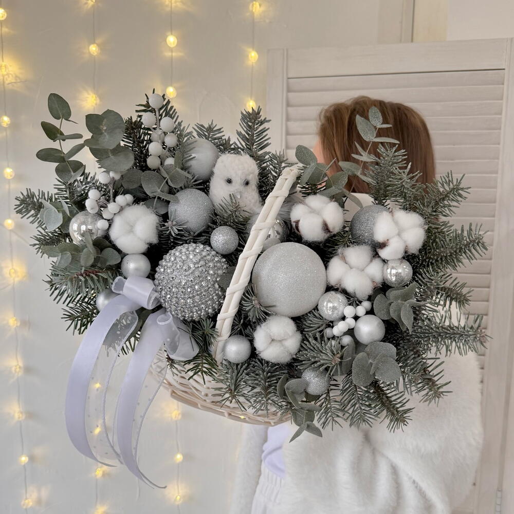 Зимняя корзина с нобилисом, эвкалиптом и новогодним декором
