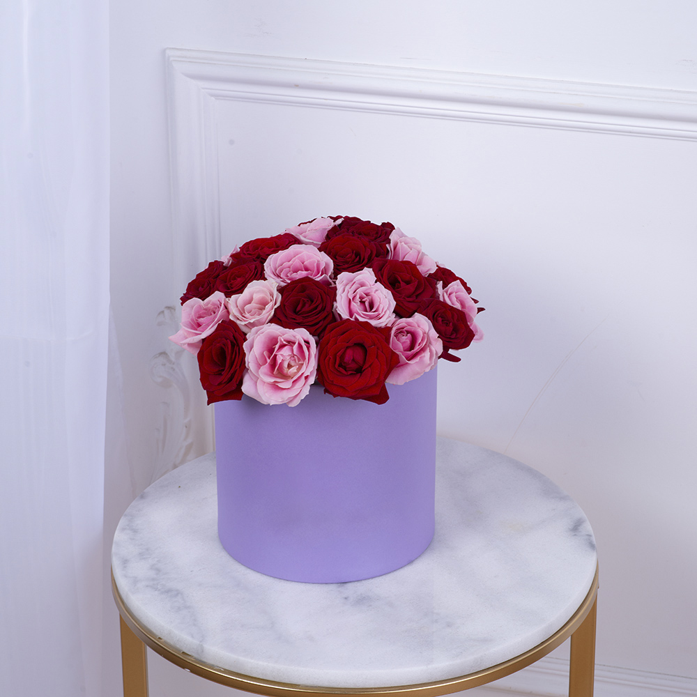 Букет из 35 разноцветных роз premium в фиолетовой шляпной коробке