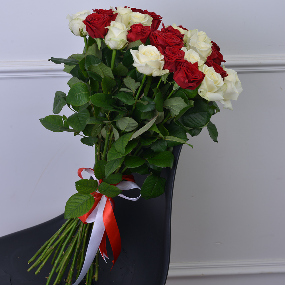 21 роза микс 60 см