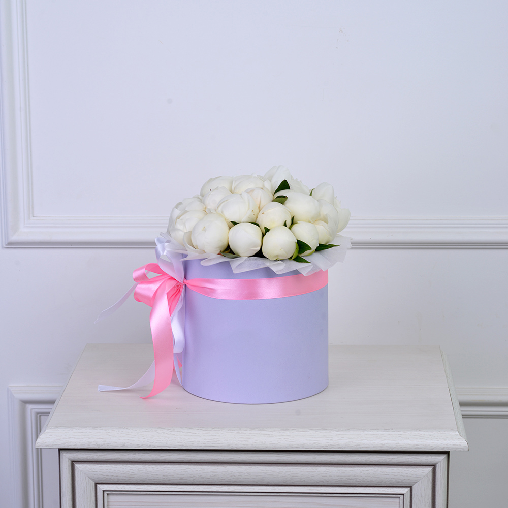 Букет из 21 белого пиона в фиолетовой шляпной коробке