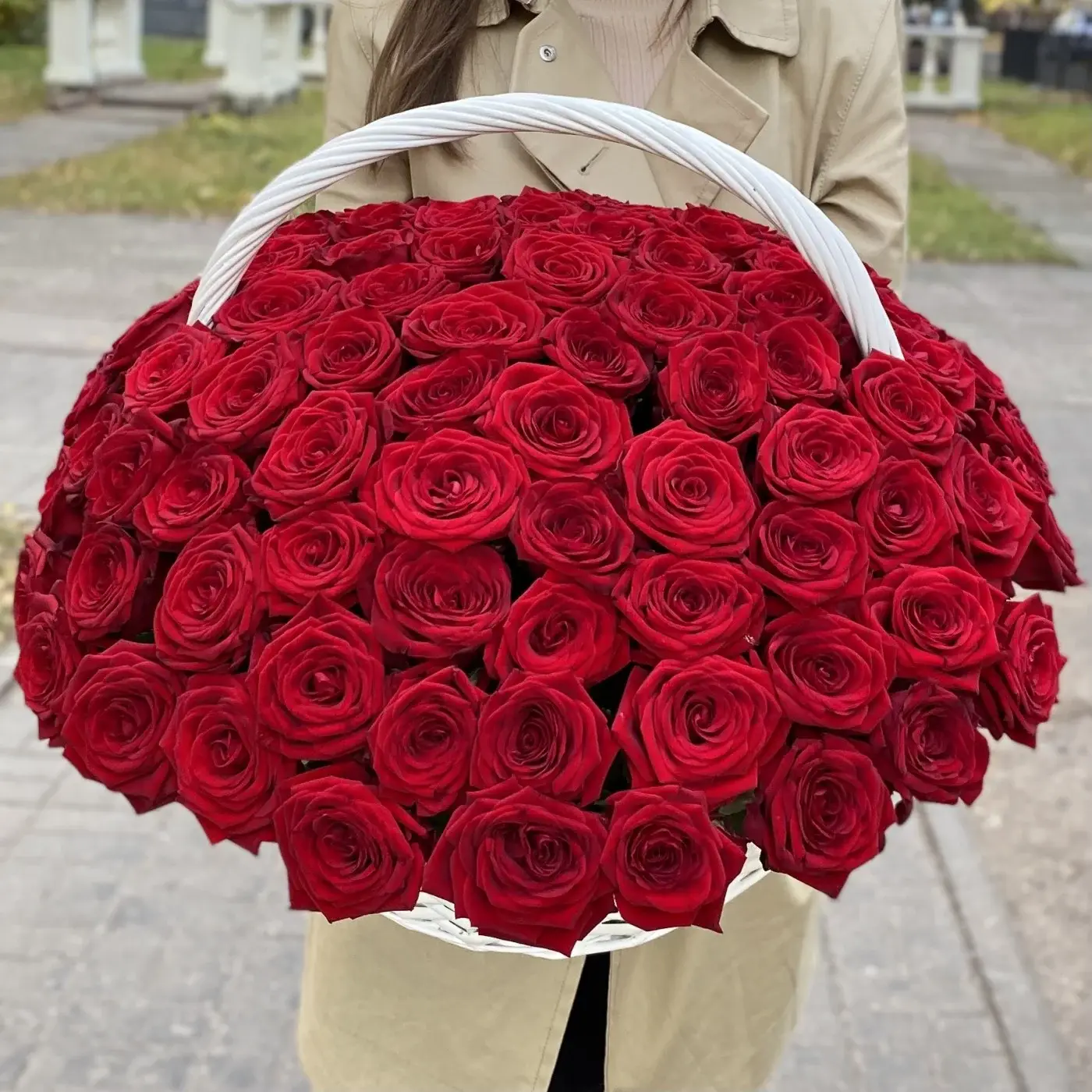 101 красная роза в корзине