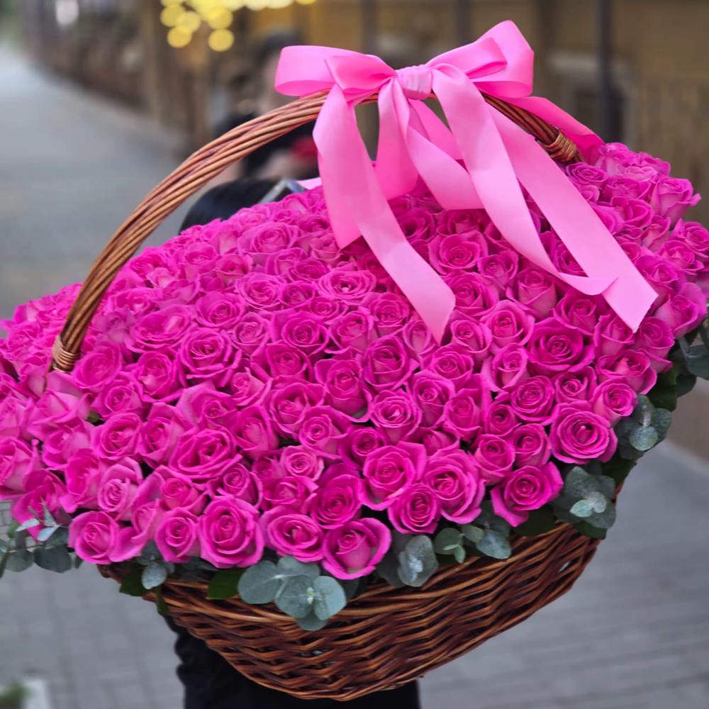 201 малиновая роза в корзине