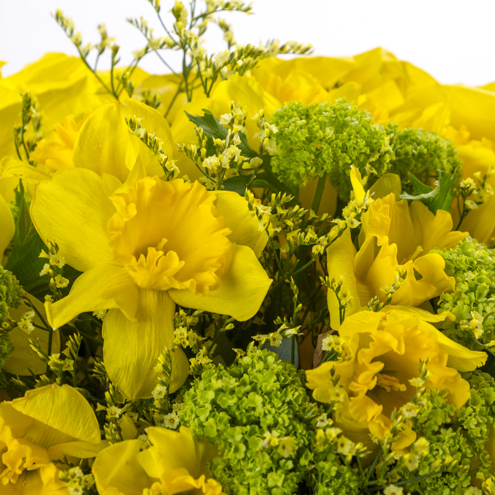 Букет из желтых нарциссов и розеума