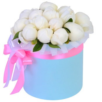 Букет из 15 белых пионов в голубой шляпной коробке