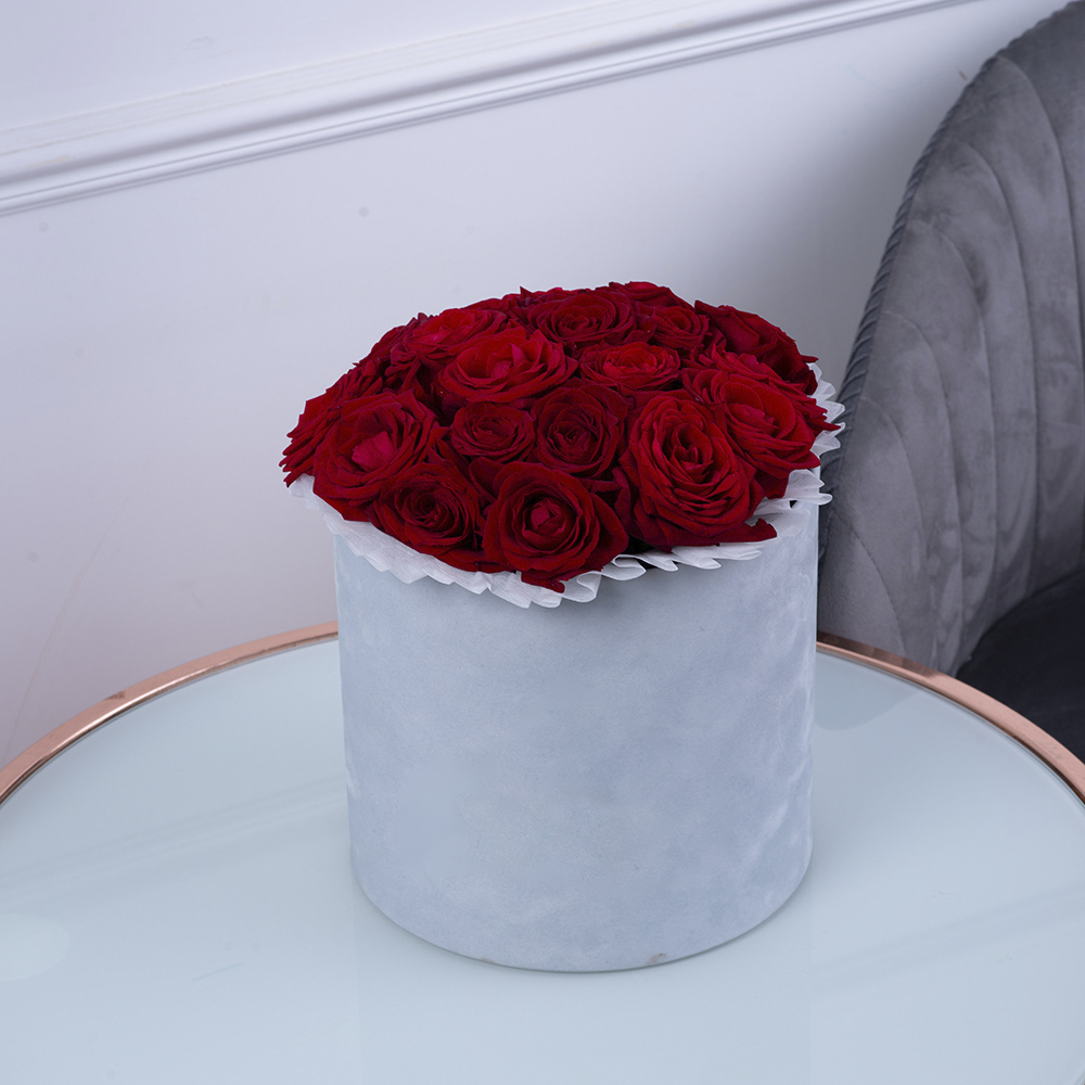 Букет из 21 красной розы premium в серой бархатной шляпной коробке
