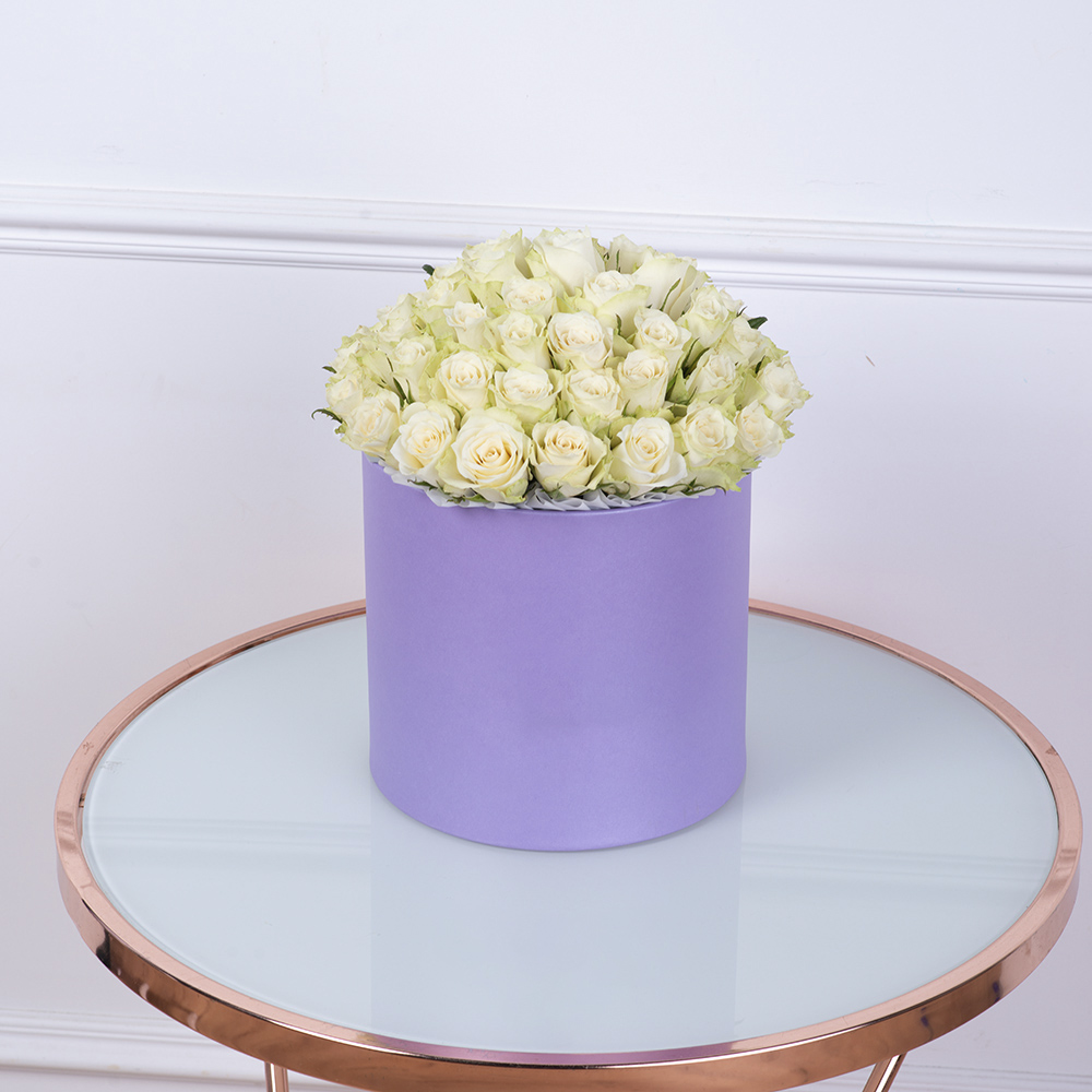 Букет из 75 белых роз в фиолетовой шляпной коробке