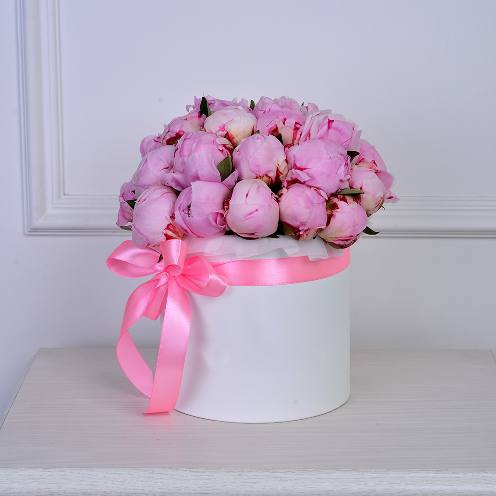 Букет из 25 розовых пионов в белой шляпной коробке