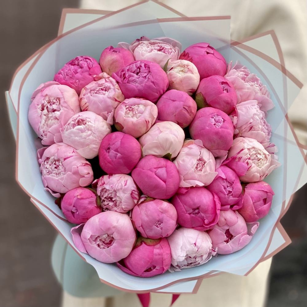 Букет из 31 разноцветного пиона