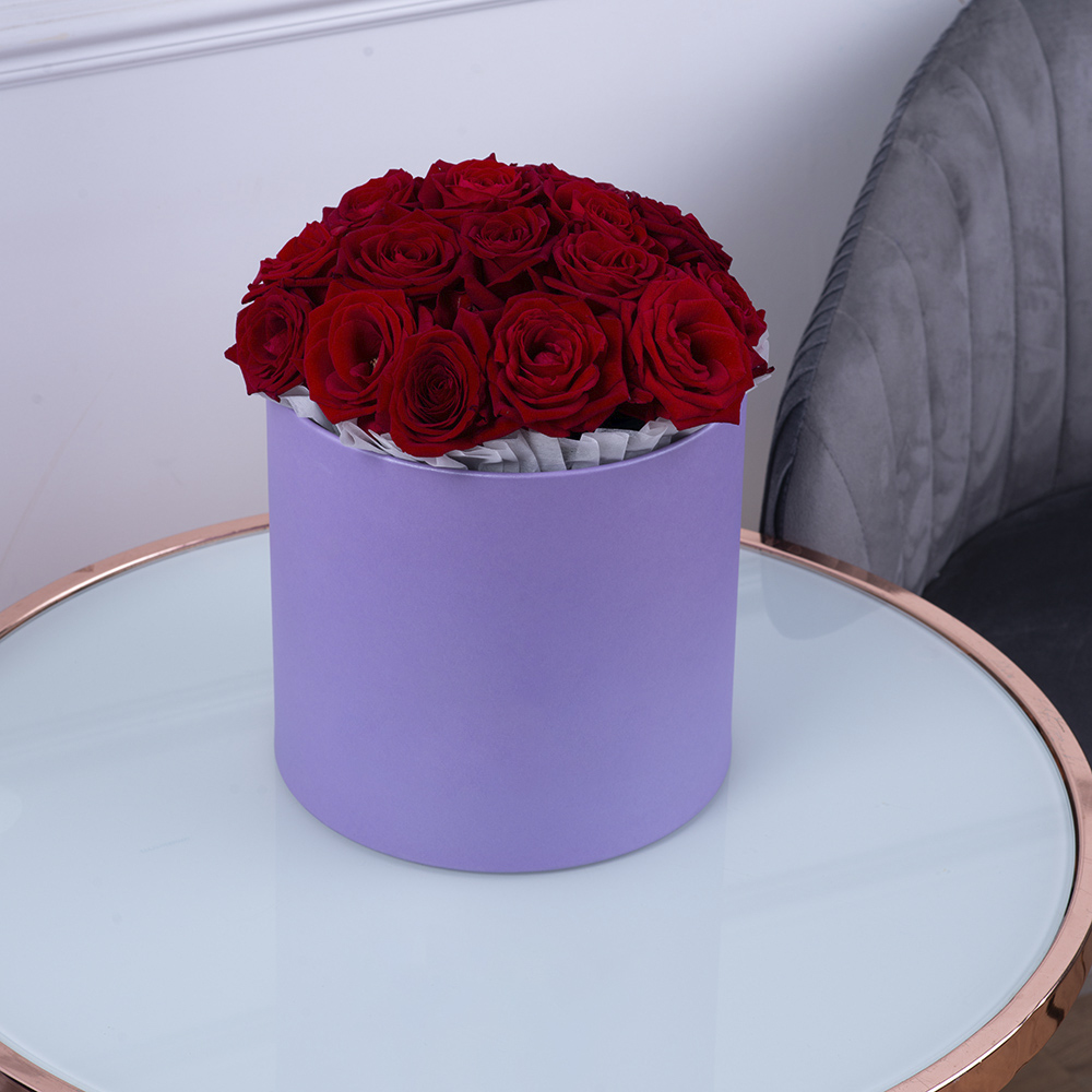 Букет из 19 красных роз premium в фиолетовой шляпной коробке