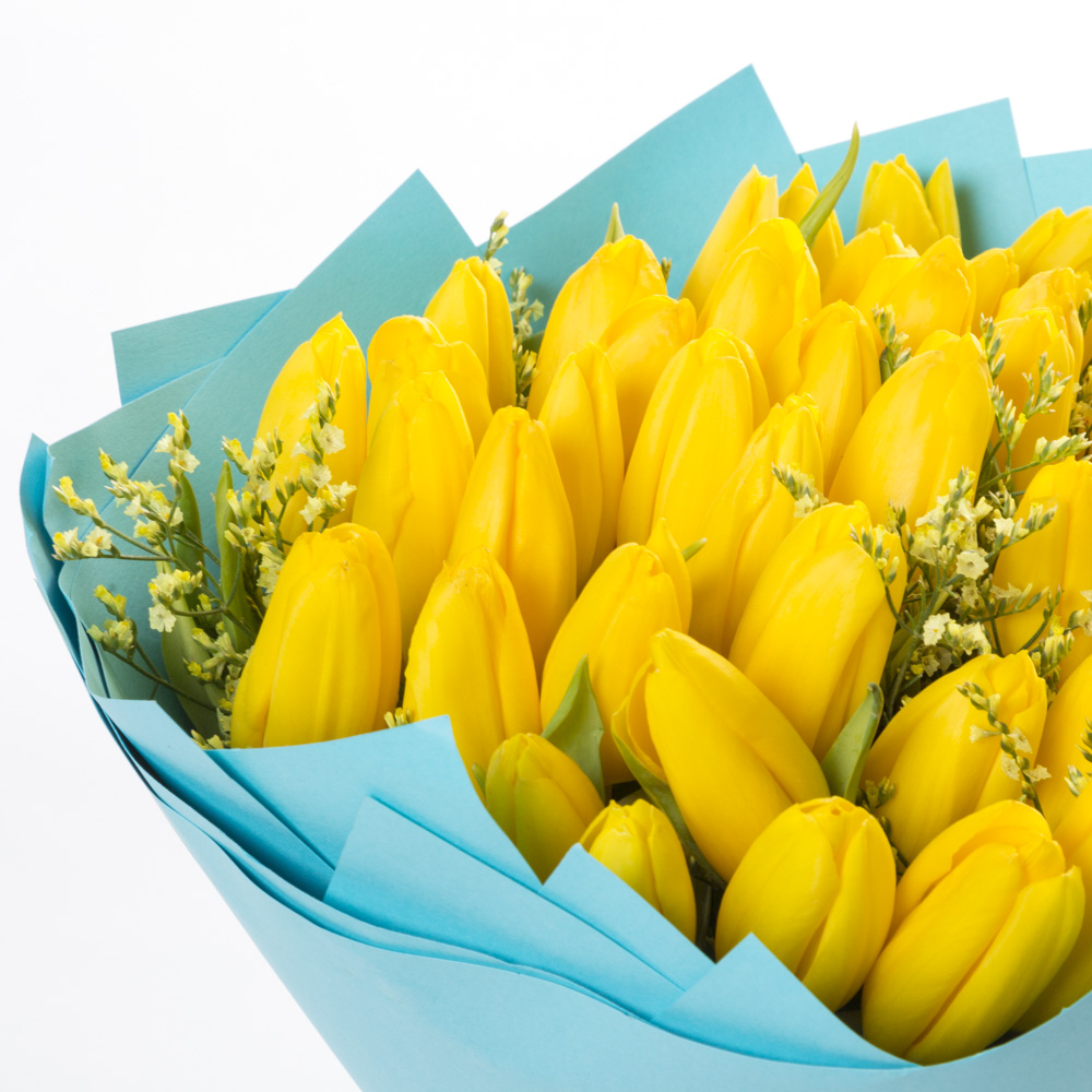 Букет из 51 желтого тюльпана с лимониумом
