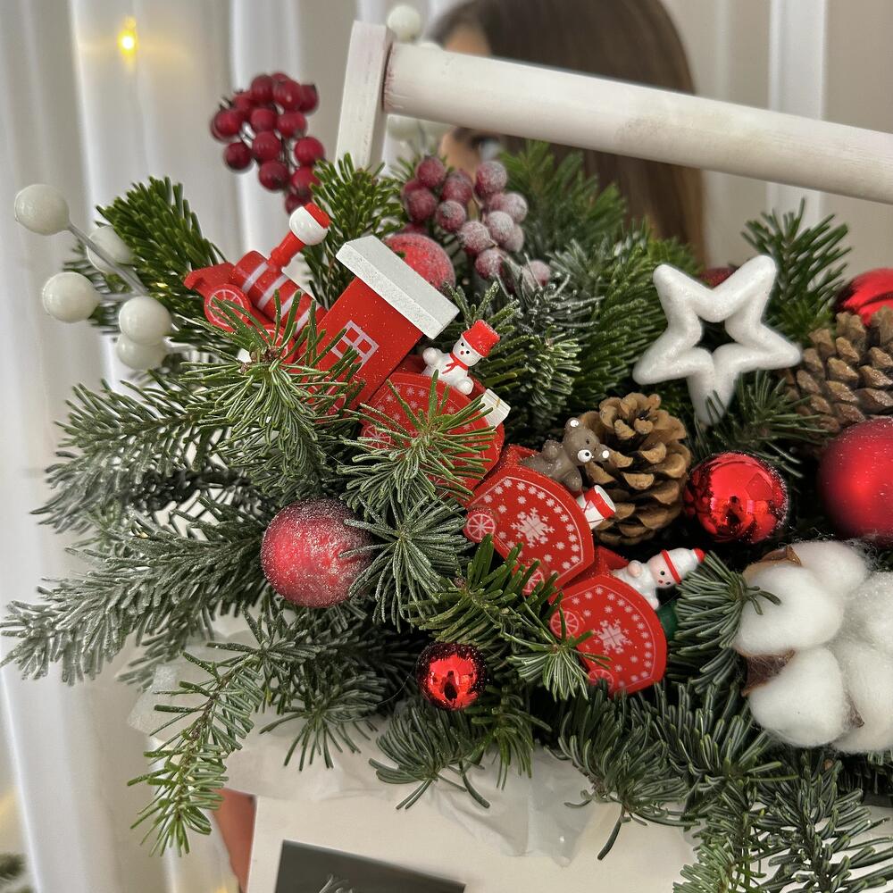 Зимняя композиция с живой елью, натуральным хлопком и новогодним декором