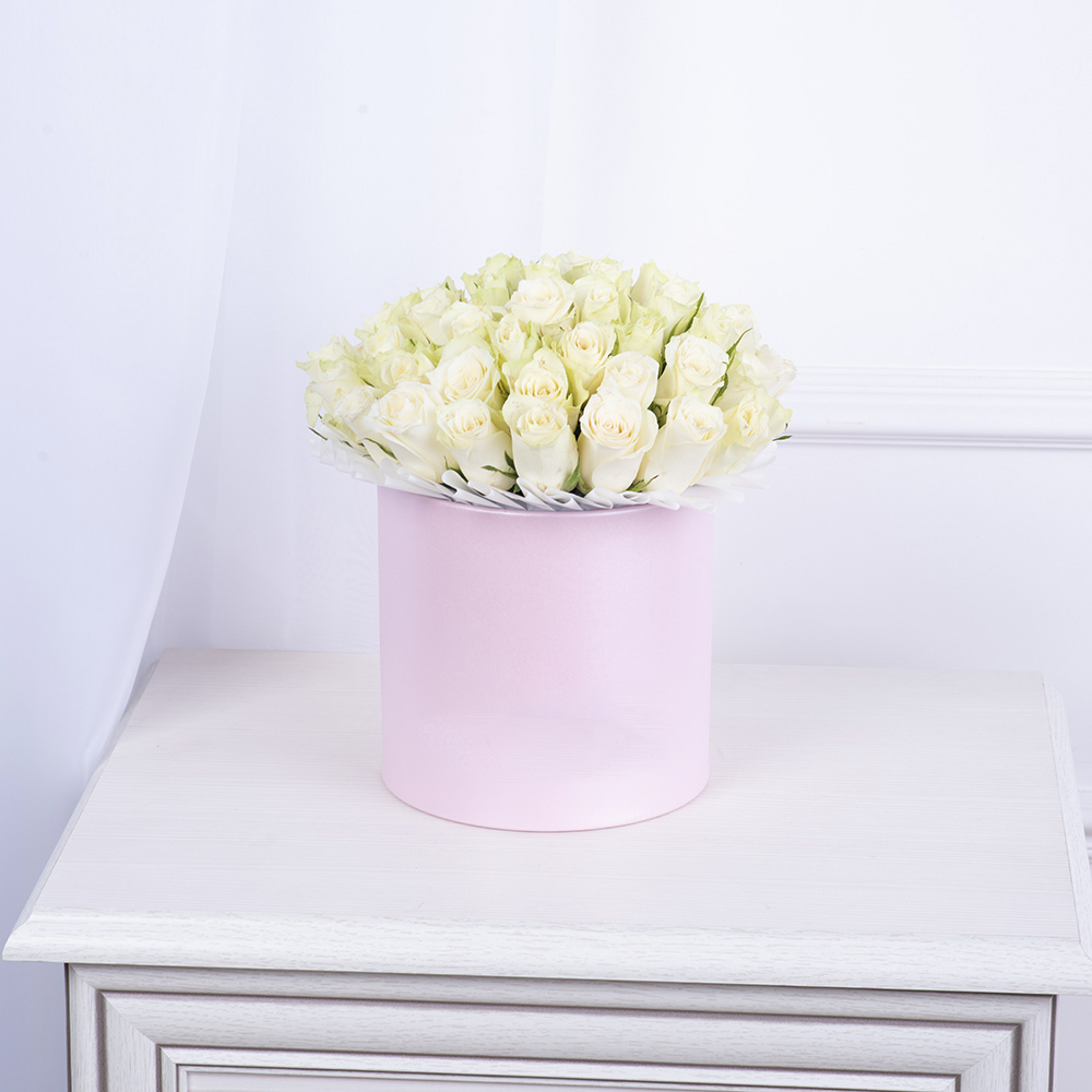 Букет из 35 белых роз в розовой шляпной коробке
