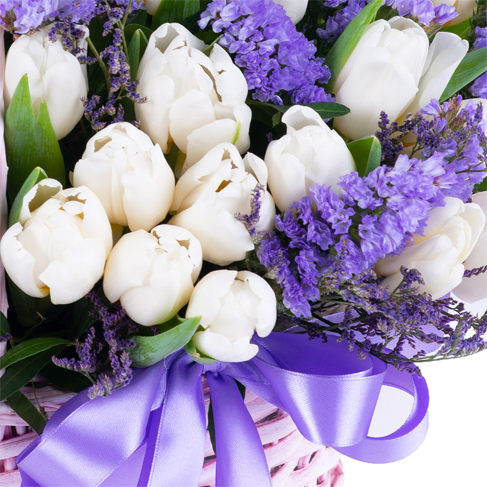 Букет из 71 тюльпана со статицей в корзине