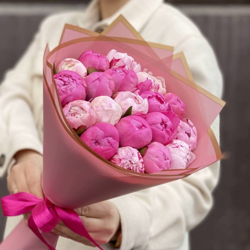 Букет из 19 разноцветных пионов