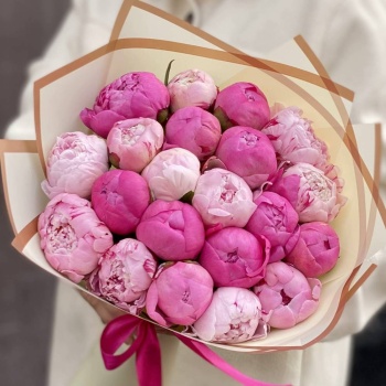 Букет из 21 разноцветного пиона