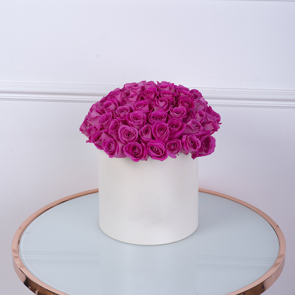 Букет из 75 розовых роз в кремовой шляпной коробке