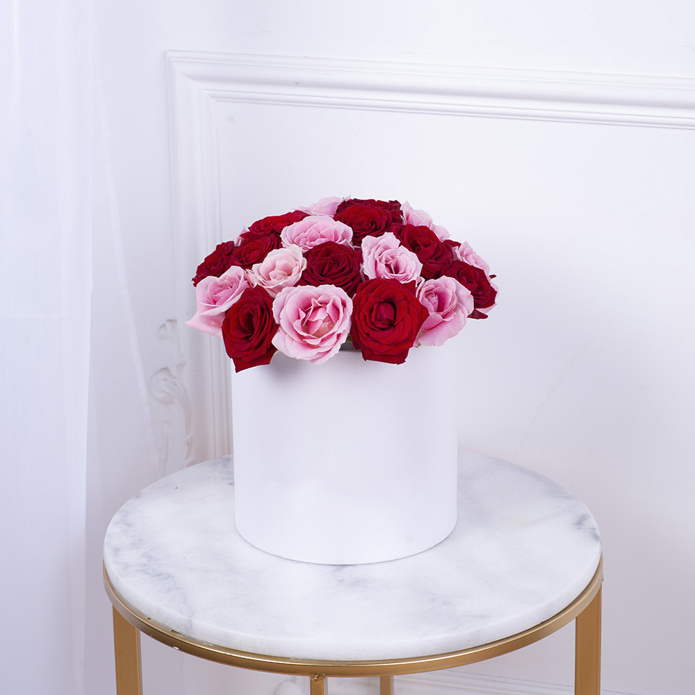 Букет из 35 разноцветных роз premium в белой шляпной коробке