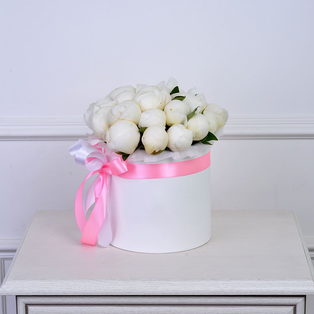 Букет из 25 белых пионов в белой шляпной коробке