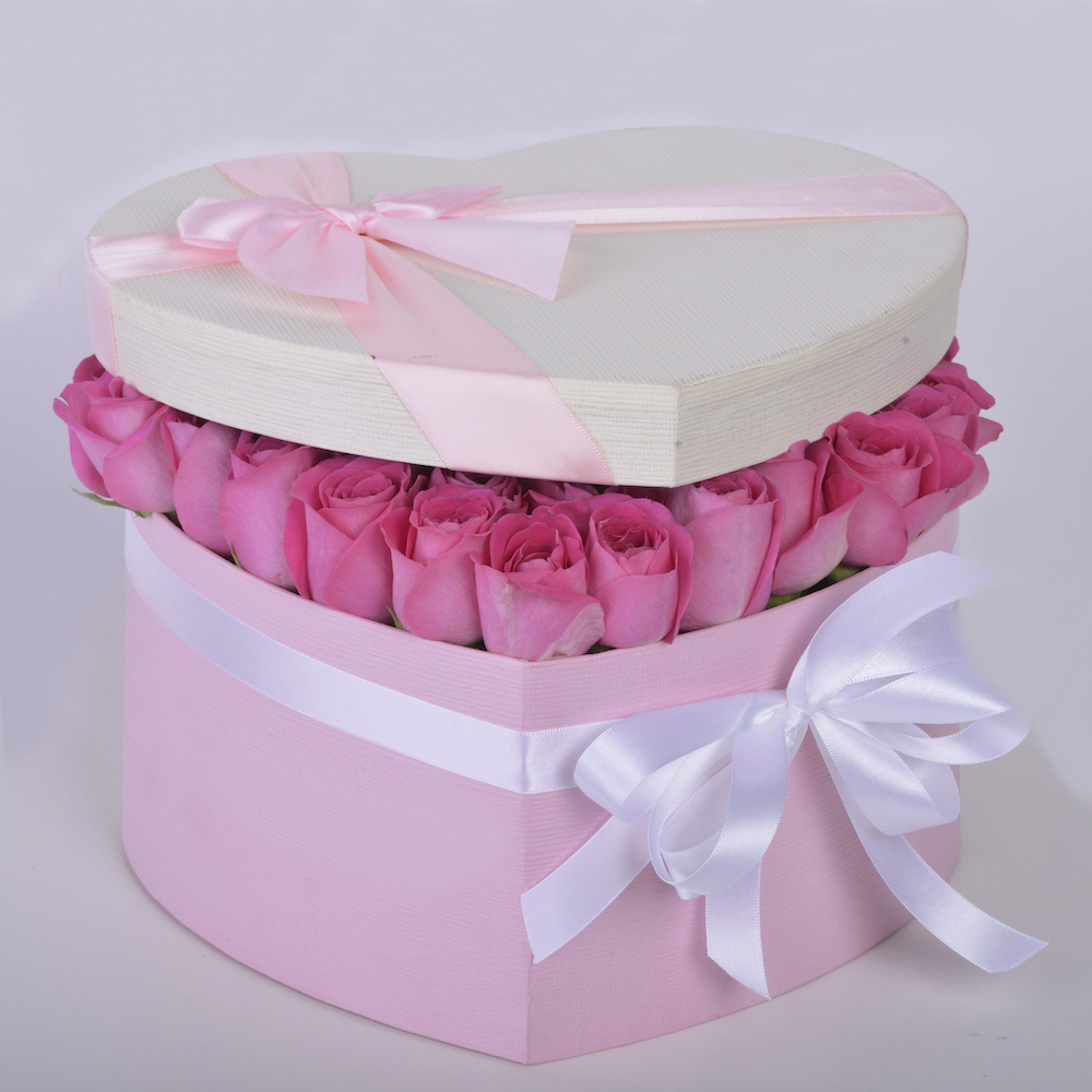 51 розовая роза в коробке в форме сердца