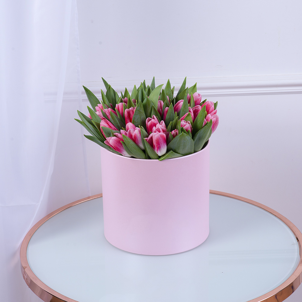 51 Бело-малиновый тюльпан в розовой шляпной коробке