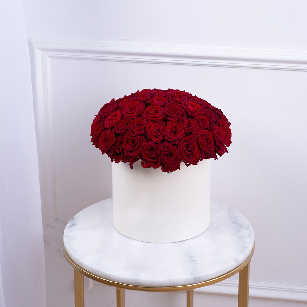 Букет из 51 красной розы premium в кремовой шляпной коробке