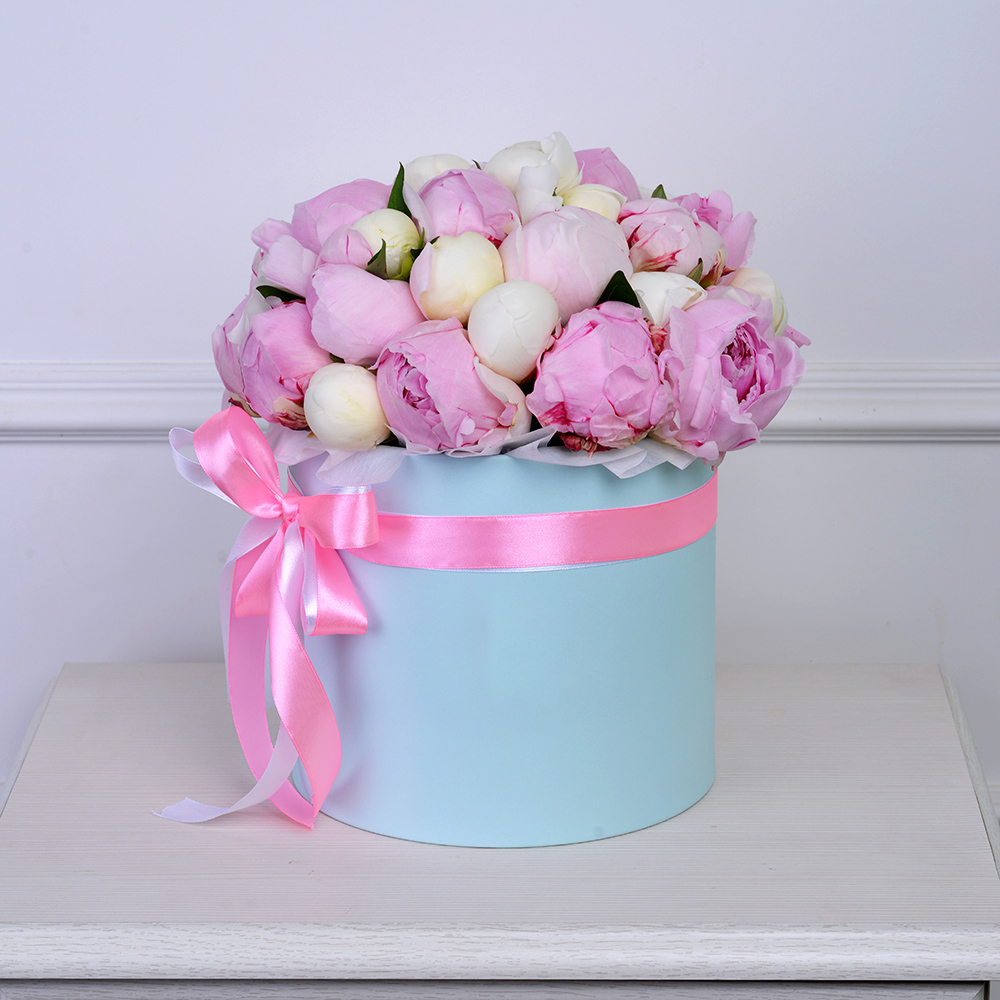 Букет из 35 разноцветных пионов в голубой шляпной коробке