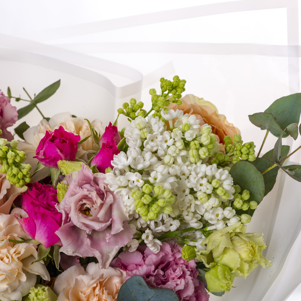 Букет с сиренью и розами