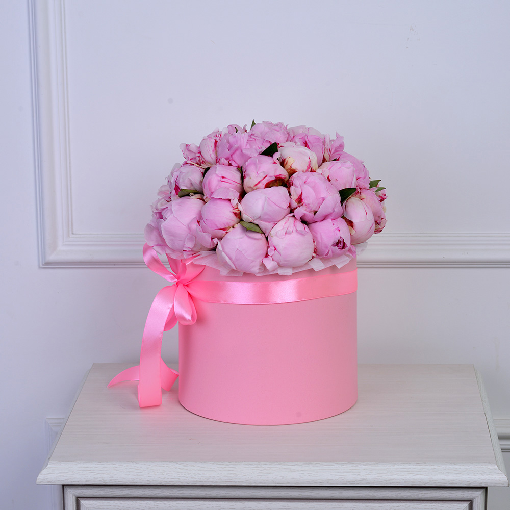 Букет из 35 розовых пионов в розовой шляпной коробке