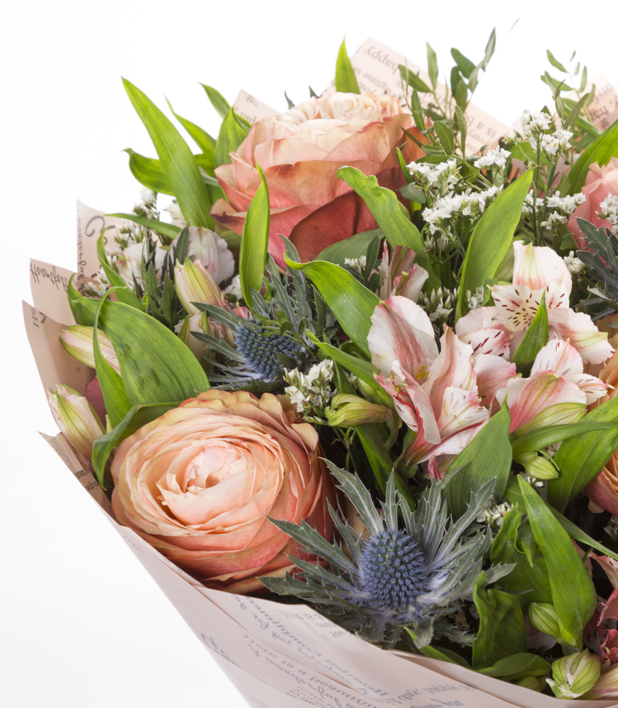 Букет из пионовидных роз и альстромерий
