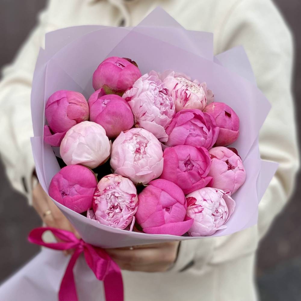 Букет из 15 разноцветных пионов