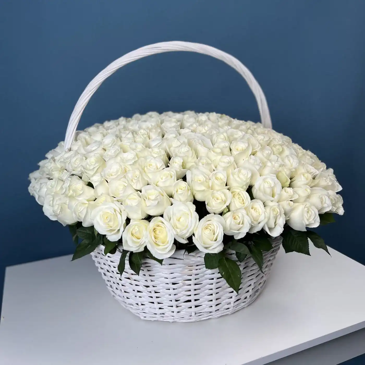 301 белая роза в корзине