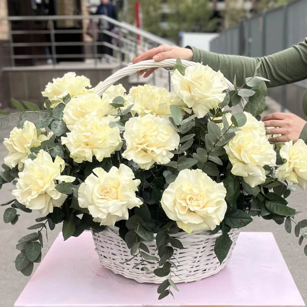 Французская белая роза в корзине 25 шт.